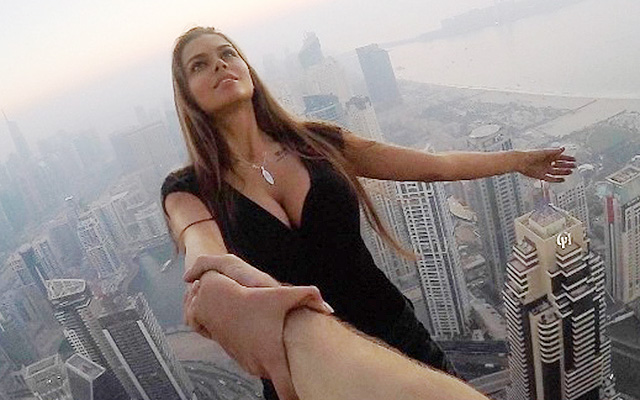 Вики Одинцова - опасная фотосессия на небоскребе