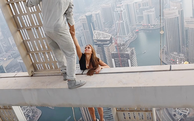 Вики Одинцова - опасная фотосессия на небоскребе с Олегом Крикетом 